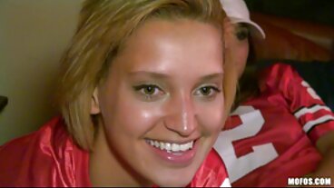 My Family Pies: Scarlet Skies aiuta la sua migliore amica donne belle nude Madison Summers a preparare una torta su PornHDf