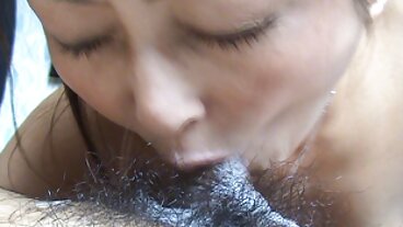 Tatuato, trafitto belle donne svestite e scopato