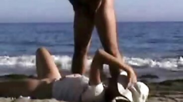 La belle donne sexi nude matrigna bionda prepotente ordina a Chap to Lick