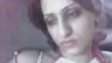 La bionda MILF Magnifique mostra un bel corpo la donna nuda più bella del mondo in piscina