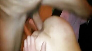 La matrigna seduce la donne belle e nude fidanzata di suo nipote