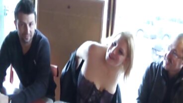 La bella bionda possiede l'agente con le sue tette fantastiche e il belle donne svestite micio rosa