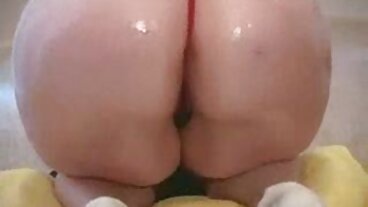 Russian Institute: la direttrice donne nude e belle Tina Kay ordina l'allenamento anale per l'adolescente Nikki Fox su PornHD