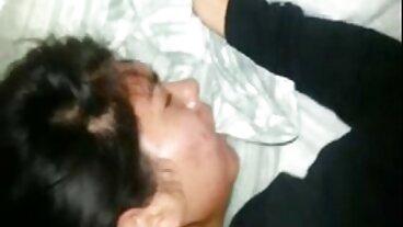 La matrigna bionda prepotente belle tette nude ordina a Chap to Lick