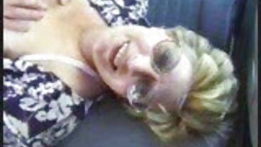 L'adorabile Lizzie Ryan bella ragazza nuda si spoglia e sfoggia la sua fica rasata