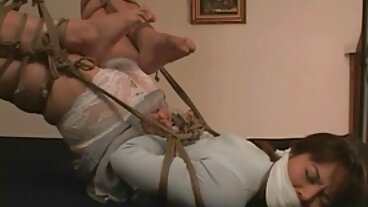 MILF bionda con tette enormi belle donne svestite cavalca il cazzo del figliastro