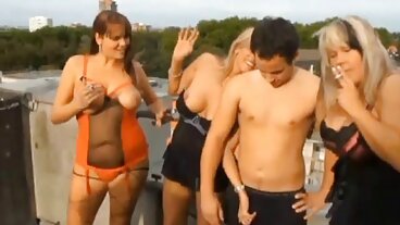 Lavoro donne bellissime nude a tempo pieno per un pompino completo
