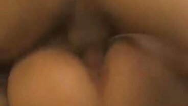 Affascinante giovane cucchiai Big bella mora nuda TiT MILF