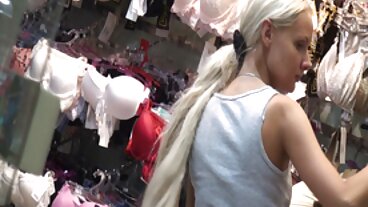 Dare da mangiare frutta la donna più bella del mondo nuda e wurstel alla MILF Sofia STar