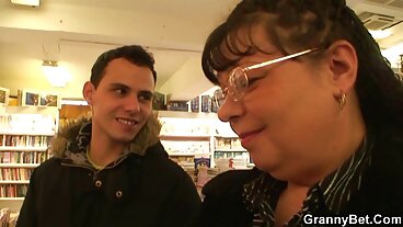 MYLF MILF tettona prova una nuova lingerie e adora belle donne sexy nude come si sente la sua figa quando ci viene scopata
