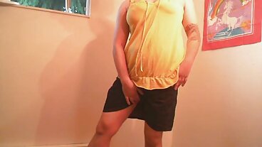 Stepson coglie donne nude molto belle l'occasione per scopare la sua matrigna