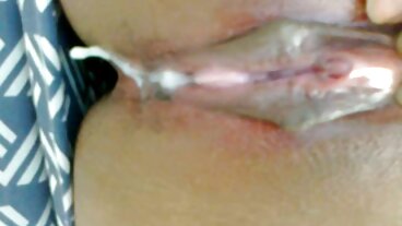 Una ragazza che si donne nude e belle masturba usa strumenti nella sua vagina