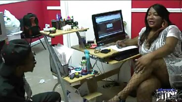 Lucas testa il petto prosperoso di belle donne nude porno Nina North