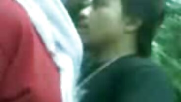 Il pagliaccio rampicante martella la donne nude e belle MILF